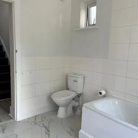 Walking Distance From Kew Bridge Train Station Modern 4 Bedroom Apartment Exterior photo