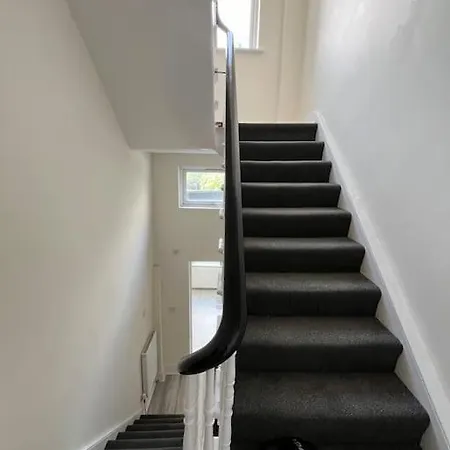 Walking Distance From Kew Bridge Train Station Modern 4 Bedroom Apartment Exterior photo