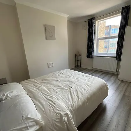 Walking Distance From Kew Bridge Train Station Modern 4 Bedroom Apartment Exterior photo