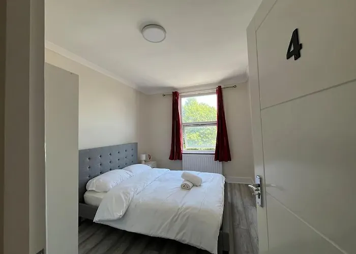Walking Distance From Kew Bridge Train Station Modern 4 Bedroom Apartment