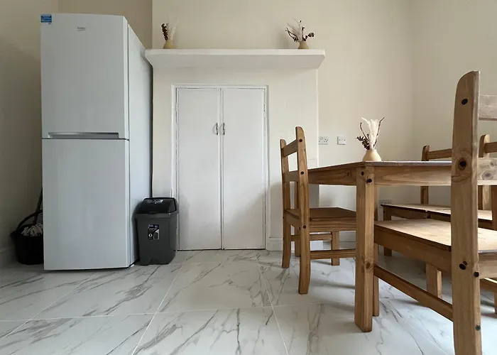 Walking Distance From Kew Bridge Train Station Modern 4 Bedroom Apartment