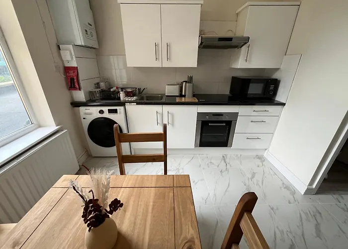 Walking Distance From Kew Bridge Train Station Modern 4 Bedroom Apartment