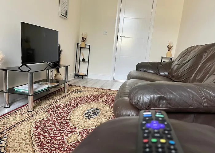 Walking Distance From Kew Bridge Train Station Modern 4 Bedroom Apartment