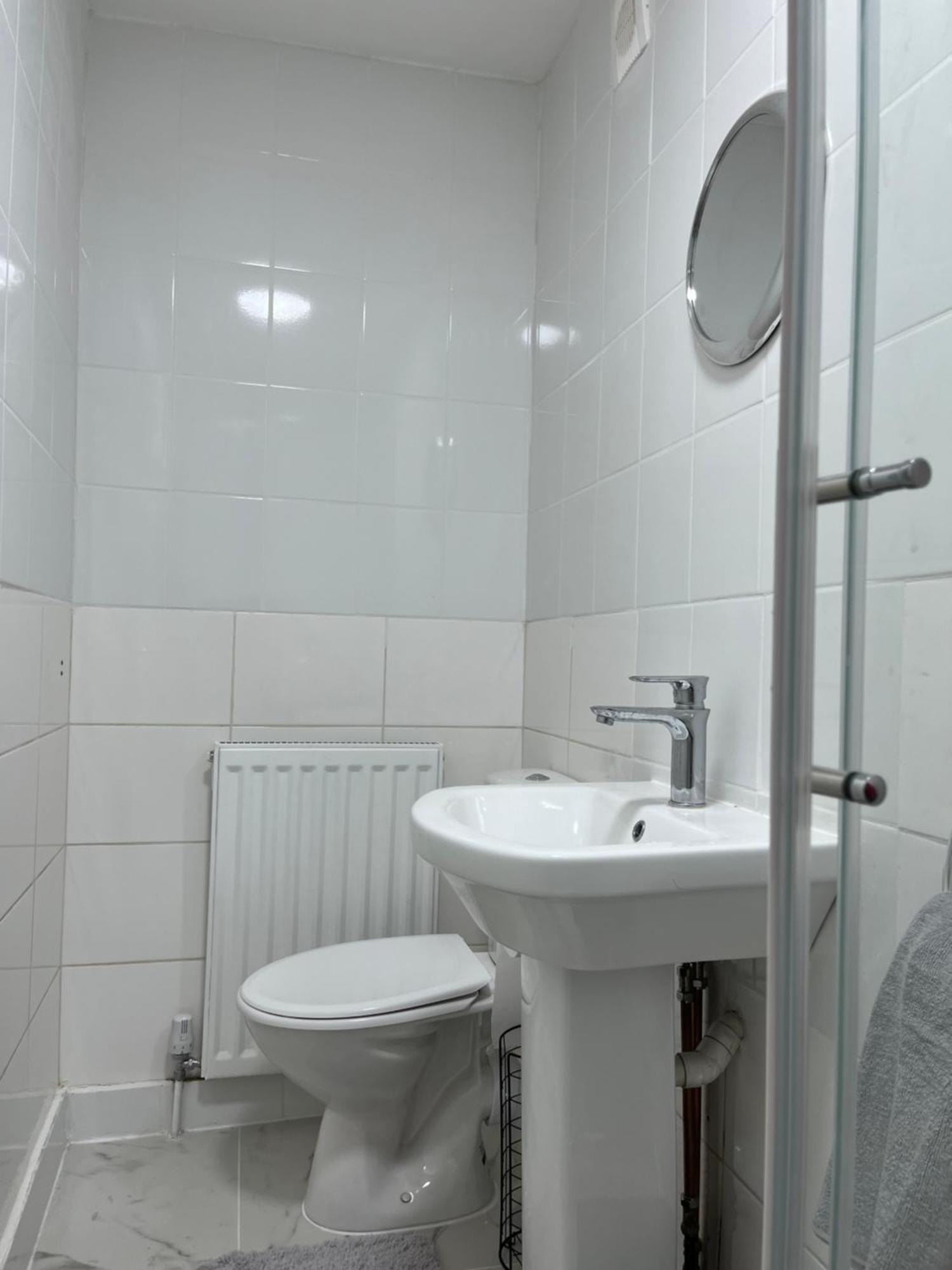 Walking Distance From Bridge Train Station Modern 4 Bedroom Apartment *