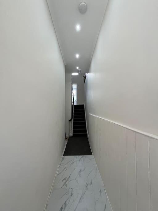 Walking Distance From Bridge Train Station Modern 4 Bedroom Kew
