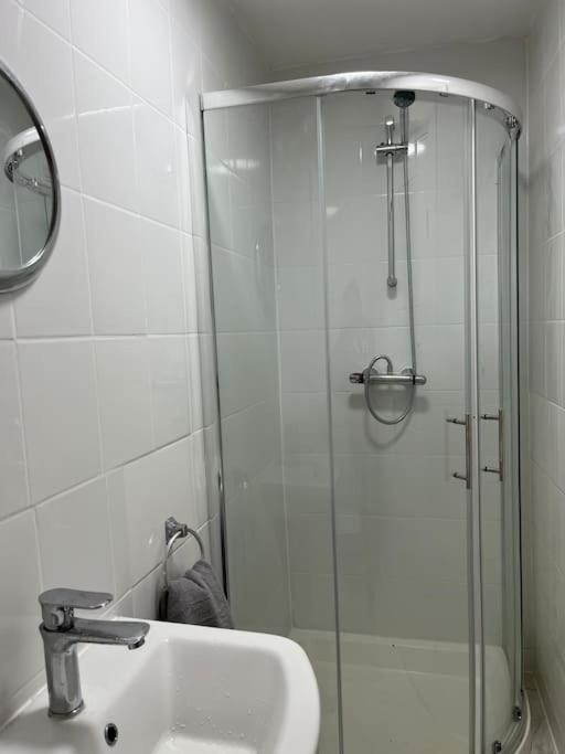 Walking Distance From Bridge Train Station Modern 4 Bedroom