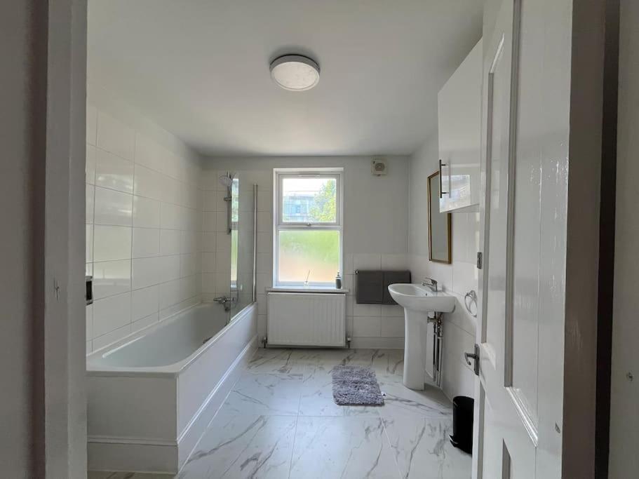 Walking Distance From Bridge Train Station Modern 4 Bedroom Apartment *