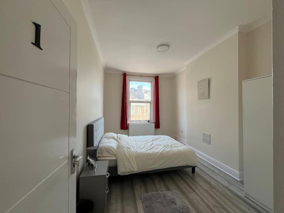 Walking Distance From Bridge Train Station Modern 4 Bedroom * Kew
