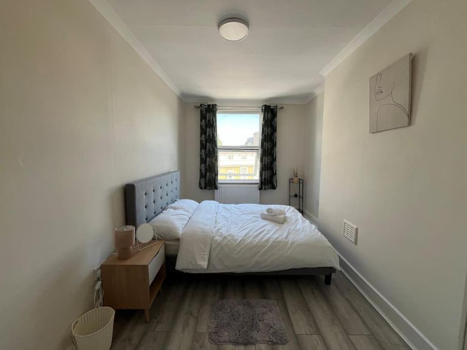 Walking Distance From Bridge Train Station Modern 4 Bedroom Appartement