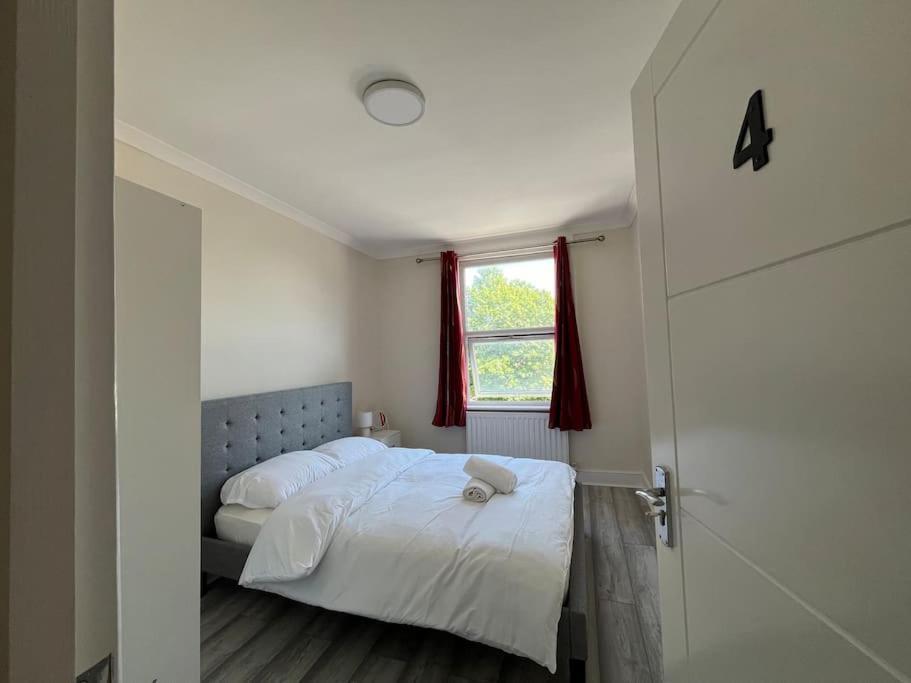 Walking Distance From Bridge Train Station Modern 4 Bedroom Apartment Kew