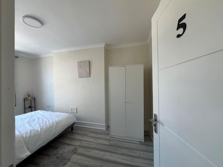 Walking Distance From Bridge Train Station Modern 4 Bedroom * Kew