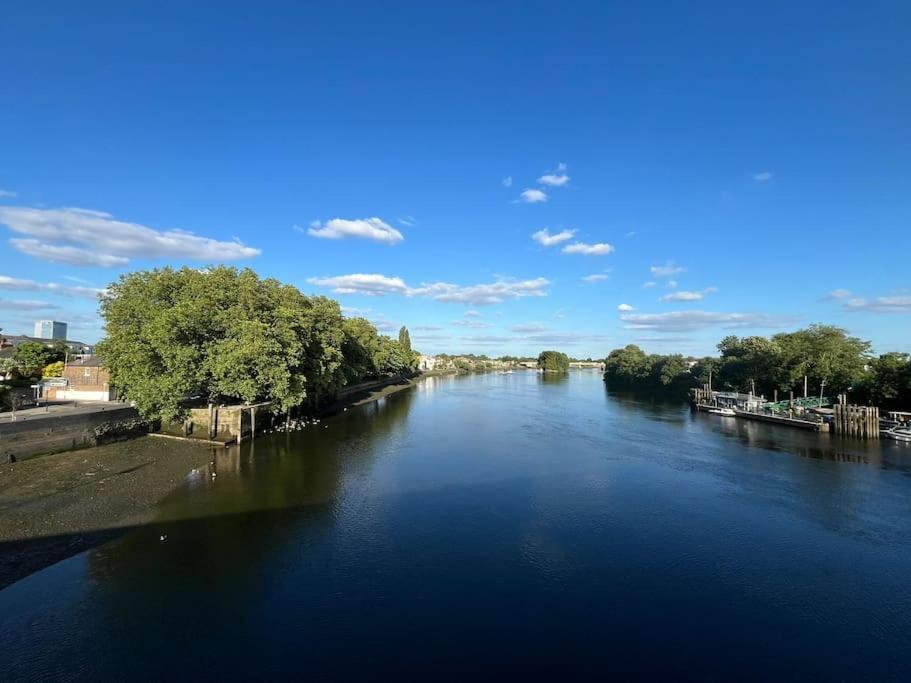 Walking Distance From Bridge Train Station Modern 4 Bedroom Appartement