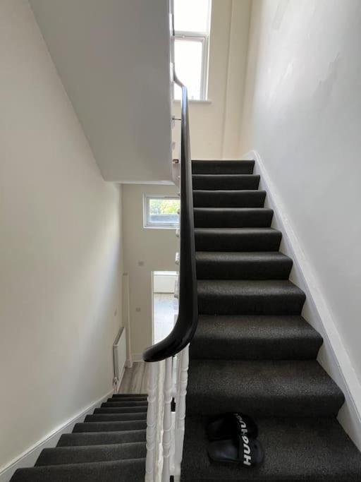 Walking Distance From Bridge Train Station Modern 4 Bedroom *