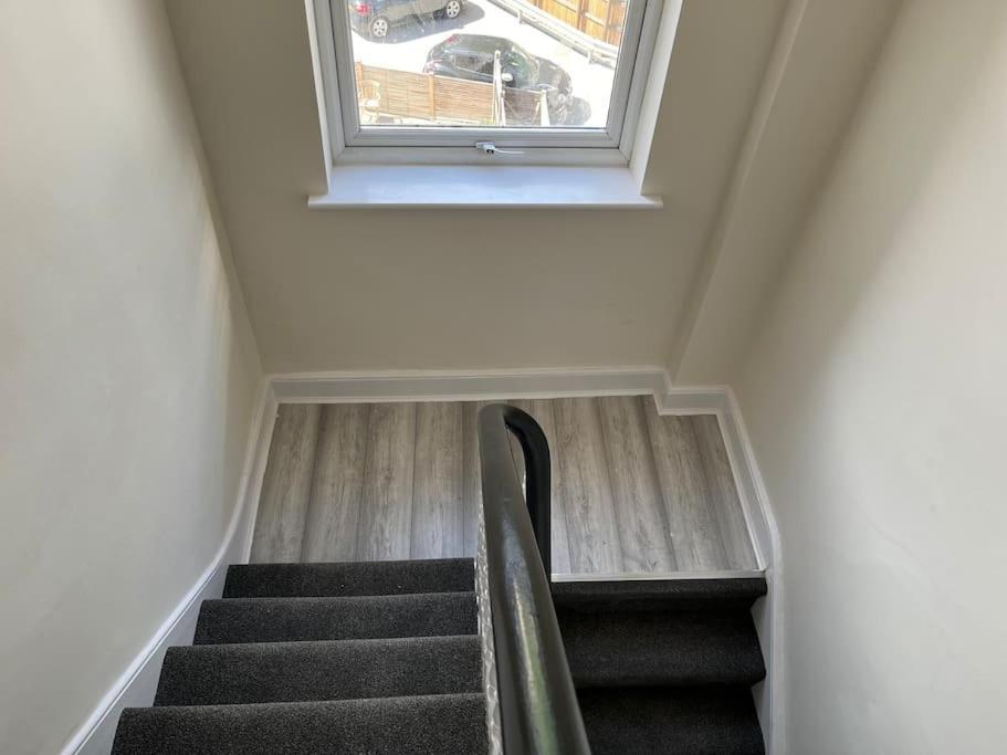 Walking Distance From Bridge Train Station Modern 4 Bedroom Kew