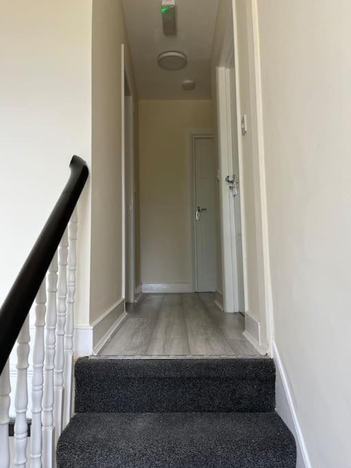 Walking Distance From Bridge Train Station Modern 4 Bedroom Apartment *