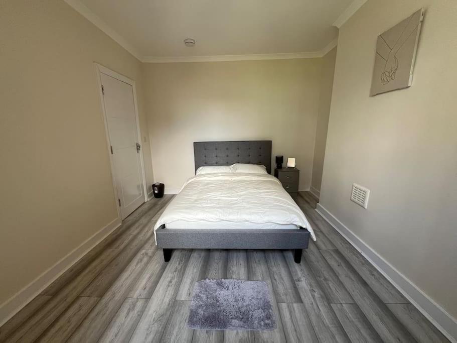 Walking Distance From Bridge Train Station Modern 4 Bedroom *