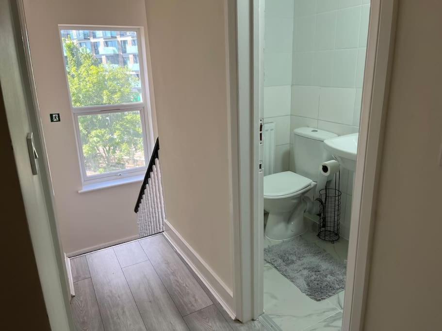 Walking Distance From Bridge Train Station Modern 4 Bedroom * Kew
