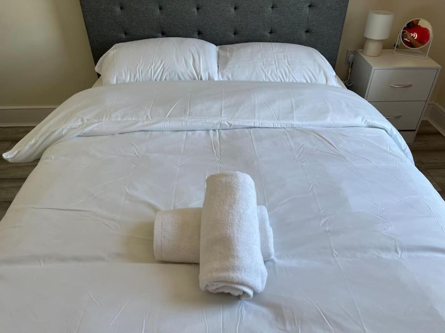Walking Distance From Bridge Train Station Modern 4 Bedroom * Kew