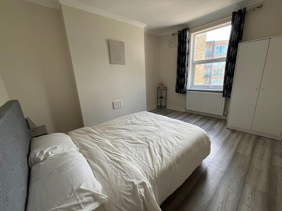 Walking Distance From Bridge Train Station Modern 4 Bedroom