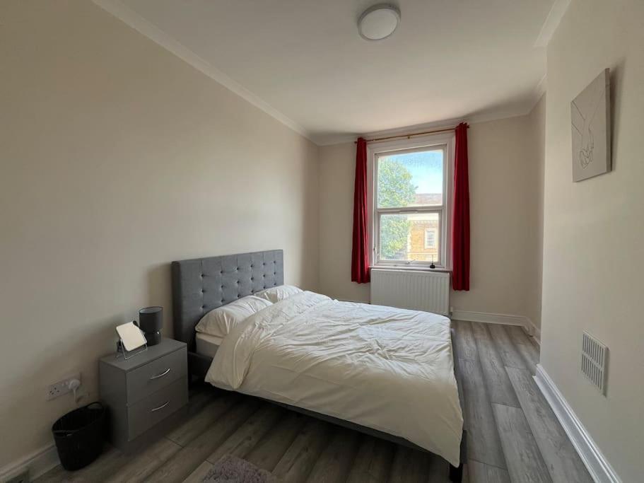 Walking Distance From Bridge Train Station Modern 4 Bedroom