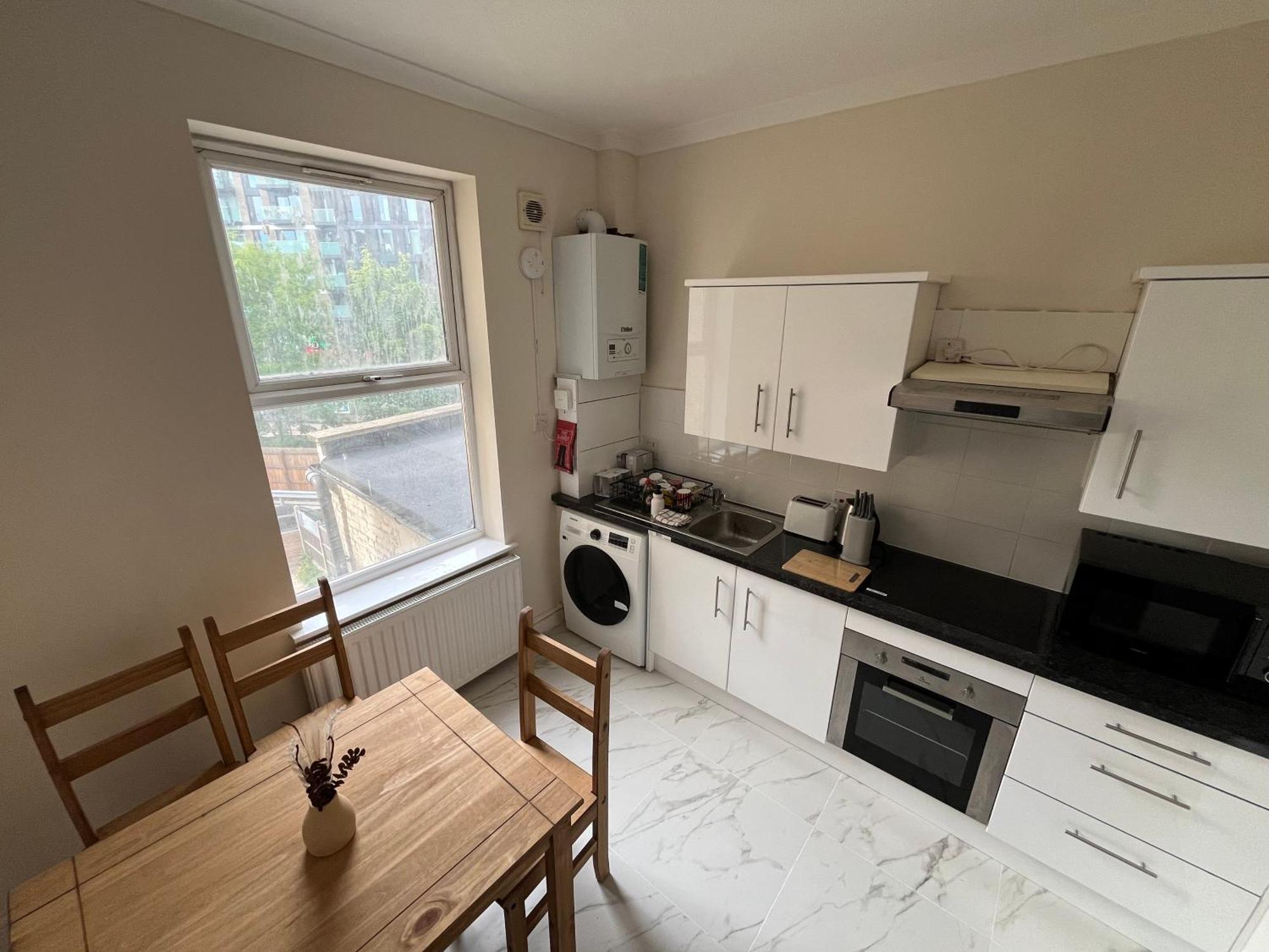 Walking Distance From Bridge Train Station Modern 4 Bedroom