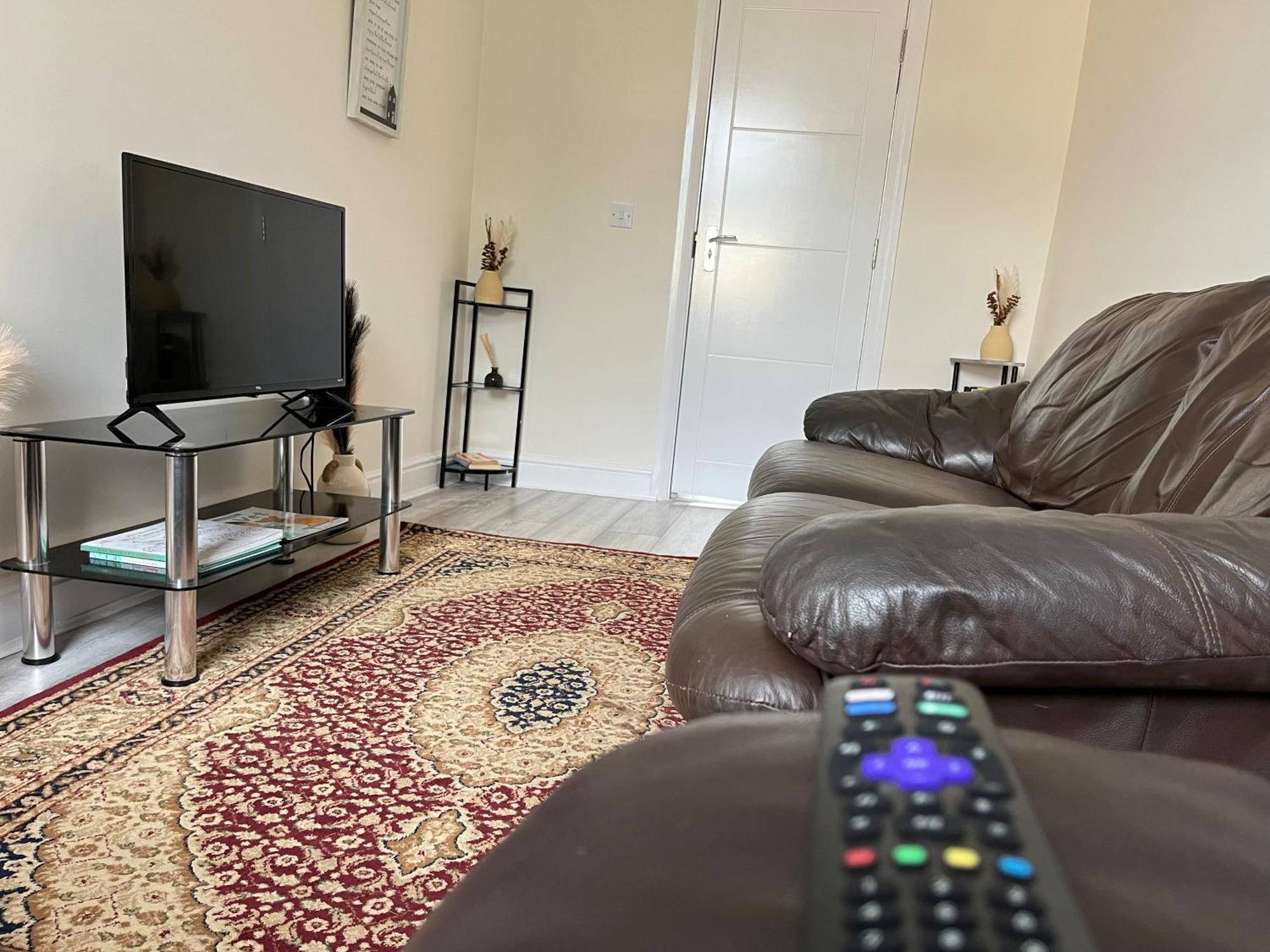 Walking Distance From Bridge Train Station Modern 4 Bedroom Apartment