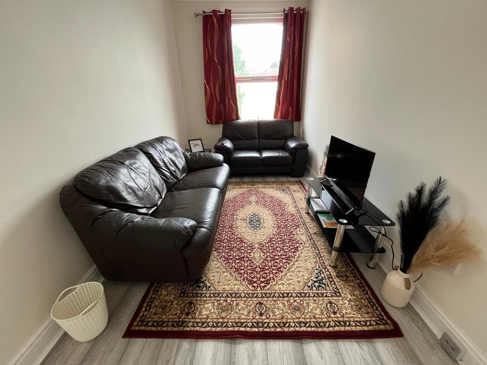Walking Distance From Bridge Train Station Modern 4 Bedroom Apartment