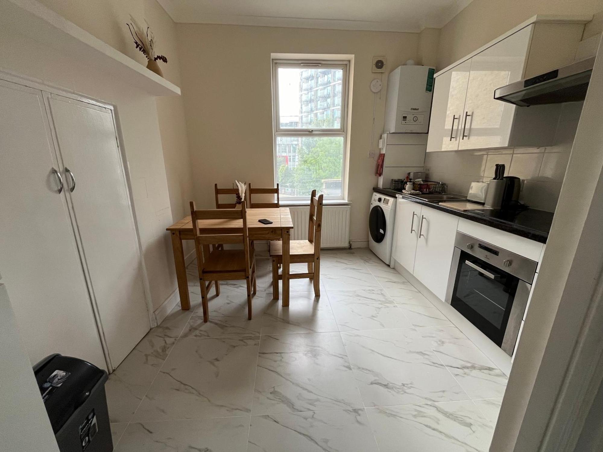 Apartment Walking Distance From Bridge Train Station Modern 4 Bedroom *