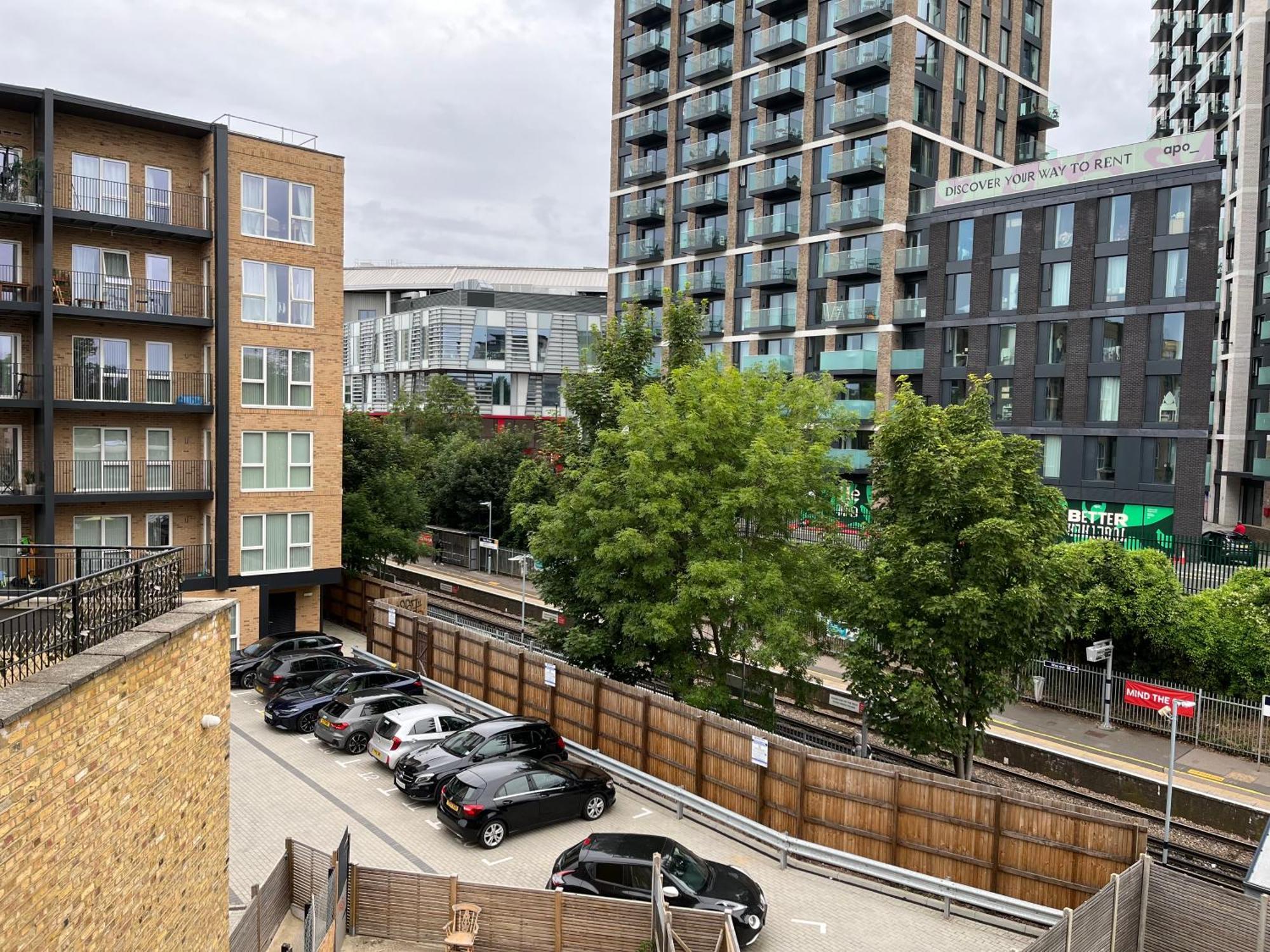 Walking Distance From Bridge Train Station Modern 4 Bedroom Apartment