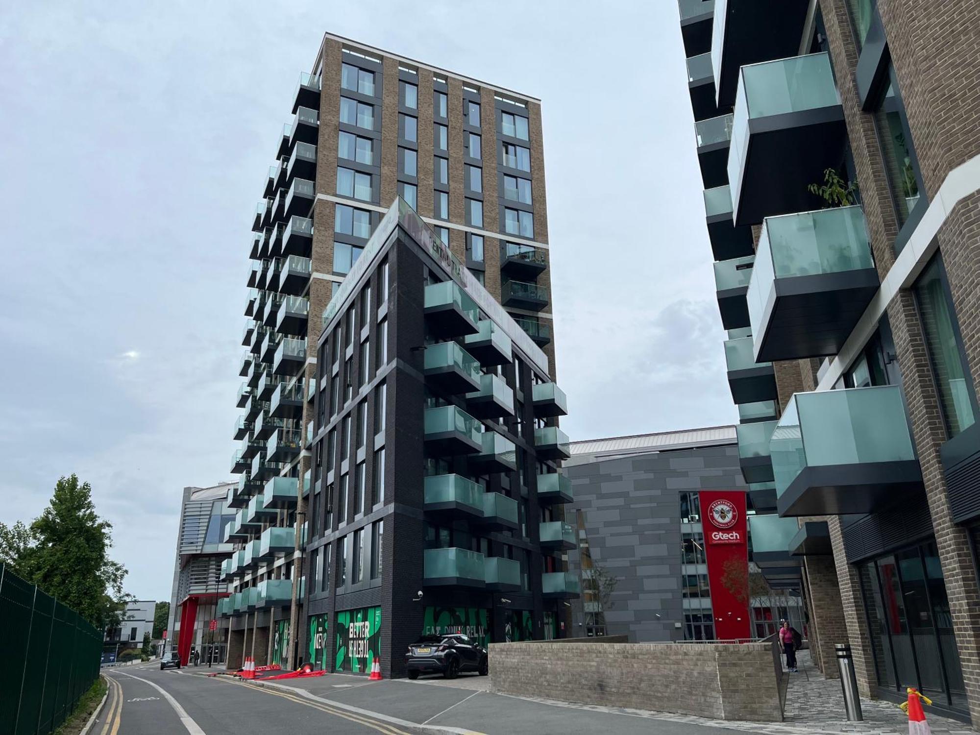 Walking Distance From Bridge Train Station Modern 4 Bedroom Kew