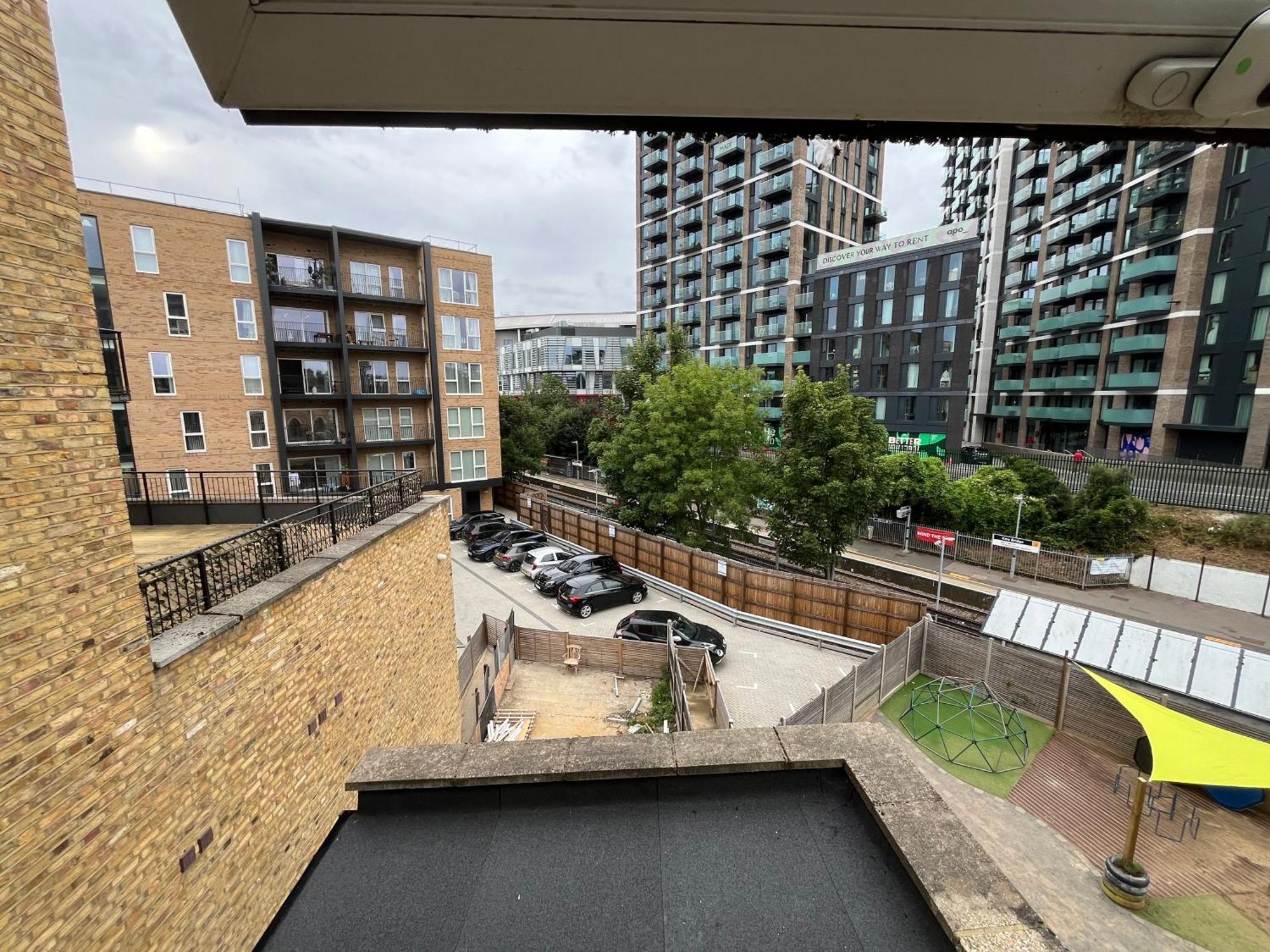 Walking Distance From Bridge Train Station Modern 4 Bedroom Apartment Kew